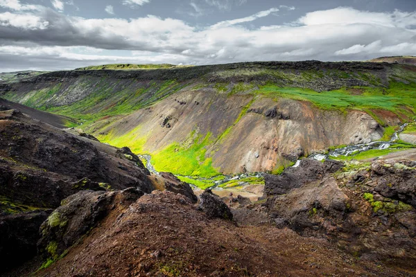 Muhteşem İzlanda doğa manzarası. Yukarıdan bak. Yüksek dağlar, dağ nehri ve yeşil çayırlar. Yeşil çayırlar. İzlanda. — Stok fotoğraf