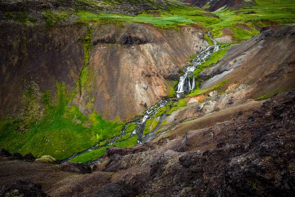 Wspaniały icelandyjski krajobraz przyrody. Widok z góry. Wysokie góry, górska rzeka i zielone łąki. Zielone łąki. Islandia. — Zdjęcie stockowe