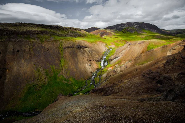 Wspaniały icelandyjski krajobraz przyrody. Widok z góry. Wysokie góry, górska rzeka i zielone łąki. Zielone łąki. Islandia. — Zdjęcie stockowe