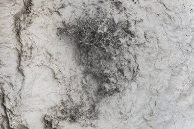 Fümeroldeki sıcak çamur, çamur kaplarında kaynıyor ve patlıyor. İzlanda 'da sıcak jeotermal çamur kaynağı. Yakın plan. İzlanda.