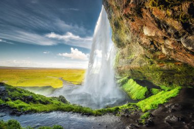 seljalandsfoss şelaleler, İzlanda ve dramatik güzel gün batımı.