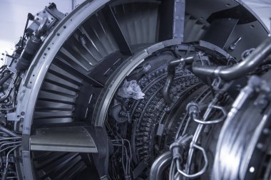 Türbin motoru. Havacılık Teknolojileri. Bakım sırasında uçak jet motoru detayı. Mavi tonlu.