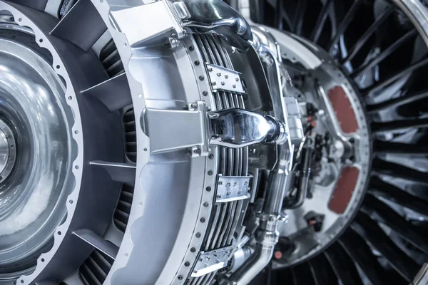 Turbinmotor. Flygteknik. Luftfartygets jetmotor detalj under underhåll. Blåtonad. — Stockfoto