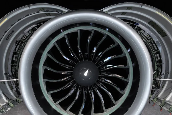 Turbine Engine. Tecnologías de aviación. Detalle del motor de avión a reacción durante el mantenimiento. Azul tonificado . — Foto de Stock
