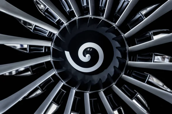Turbine Engine. Moderne Luftfahrttechnologien. Flugzeugtriebwerk während der Wartung. — Stockfoto