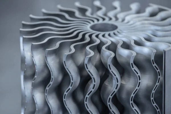 Metal 3D yazıcıya basılmış uçak türbini tekerleği. Lazer sinterleme makinesinde yaratılmış bir model. 4.0 sanayi devrimi kavramı. İlerici modern katkı teknolojisi.