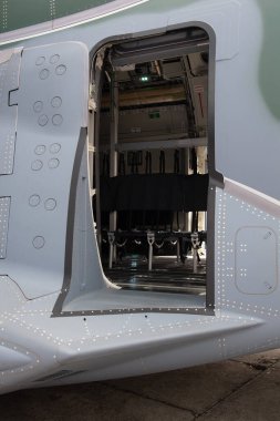 Askeri Kargo uçakları. Ekrandaki sıçrama koltukları.