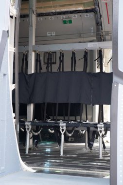 Askeri Kargo uçakları. Ekrandaki sıçrama koltukları.