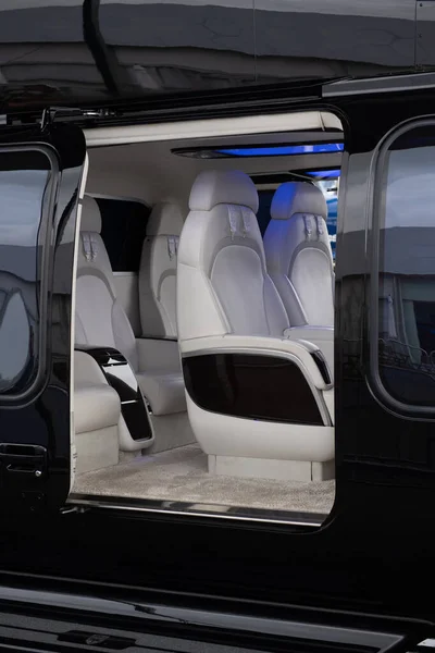 Assentos de couro de passageiro de helicóptero. Interior de helicóptero de luxo . — Fotografia de Stock