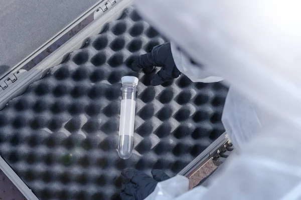 Coronavirus Covid 19 muestra infectada en tubo de muestra en la mano del científico. Doctor en ropa de protección contra riesgos biológicos. Primer plano . — Foto de Stock
