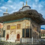 Fonte de Ahmed III. A fonte foi construída em 1728. Situado entre Santa Sofia e a entrada do Palácio Topkapi, Istambul / TURQUIA .