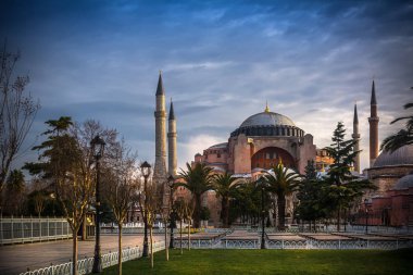 Sultanahmet Camii'nin parkından gün batımı manzarasına Ayasofya kilisesi, cami ve şimdi de İstanbul'da müze