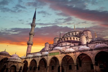 Sultanahmet Camii İstanbul'daki Sultanahmet Camii, Türkiye, gün batımında Sultan Camii'nin dış görünümü