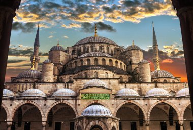 Sultanahmet Camii İstanbul'daki Sultanahmet Camii, Türkiye, gün batımında Sultan Camii'nin dış görünümü