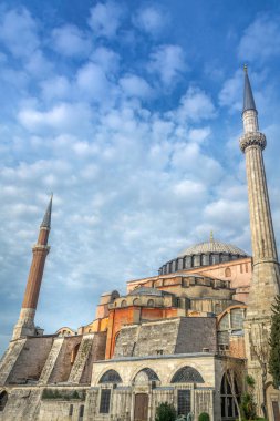 Sultanahmet Camii'nin parkından gün batımı manzarasına Ayasofya kilisesi, cami ve şimdi de İstanbul'da müze