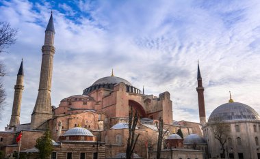 Sultanahmet Camii'nin parkından gün batımı manzarasına Ayasofya kilisesi, cami ve şimdi de İstanbul'da müze