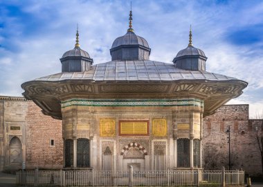 III. Ahmed Çeşmesi. Çeşme 1728 inşa edilmiştir. Ayasofya ve Topkapı Sarayı giriş, Istanbul / Türkiye. 