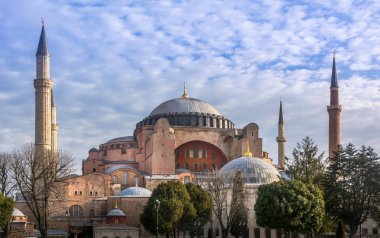 Sultanahmet Camii'nin parkından gün batımı manzarasına Ayasofya kilisesi, cami ve şimdi de İstanbul'da müze