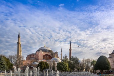 Sultanahmet Camii'nin parkından gün batımı manzarasına Ayasofya kilisesi, cami ve şimdi de İstanbul'da müze