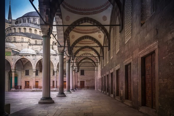 Sultanahmet Camii Sultanahmet Camii'nin İstanbul'da içeriden sokak manzarası