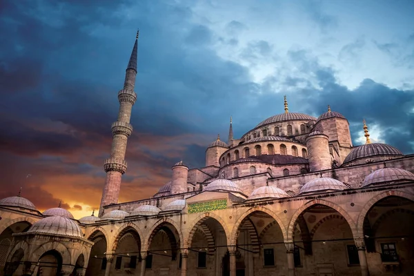 Sultanahmet Camii İstanbul'daki Sultanahmet Camii, Türkiye, gün batımında Sultan Camii'nin dış görünümü
