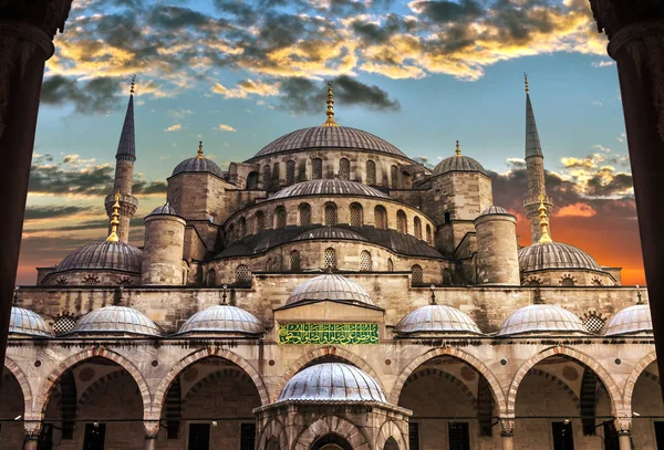 Sultanahmet Camii İstanbul'daki Sultanahmet Camii, Türkiye, gün batımında Sultan Camii'nin dış görünümü