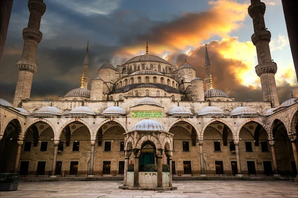 술탄아흐메트 모스크 이스탄불의 모스크 일몰에 모스크의 스톡 사진