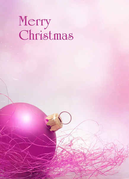 Weihnachtskarte mit rosa Christbaumkugel — Stockfoto