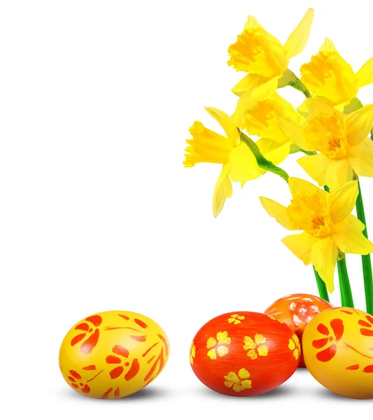 黄色と赤のイースターの卵と白の背景に原因 — ストック写真