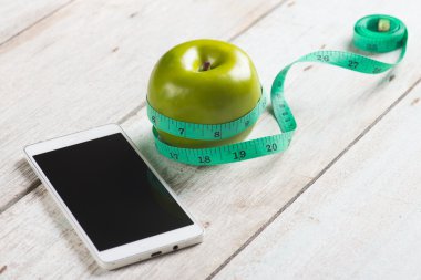 boş smartphone ile yeşil elma