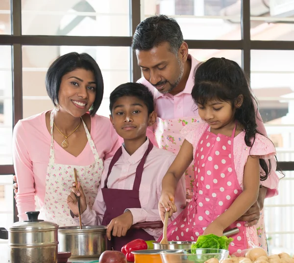 Indisk familj spendera kvalitetstid hemma — Stockfoto