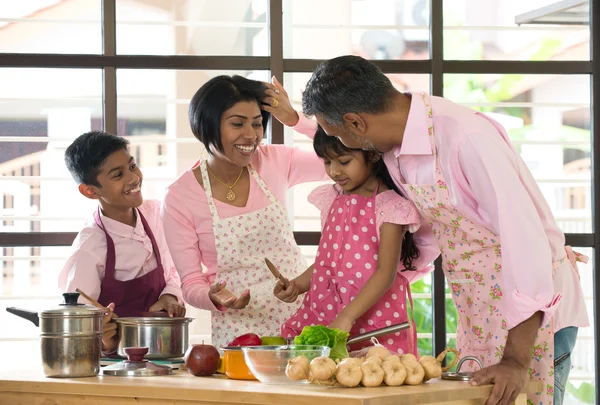 Indisk familie bruger kvalitetstid hjemme - Stock-foto