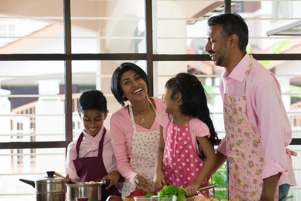 Indische Familie verbringt wertvolle Zeit zu Hause — Stockfoto