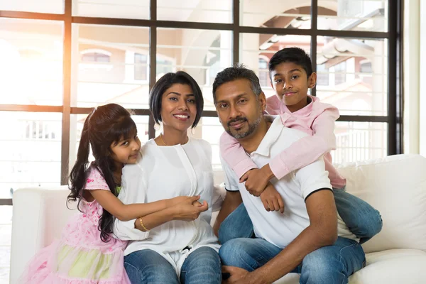 Família indiana feliz em casa — Fotografia de Stock