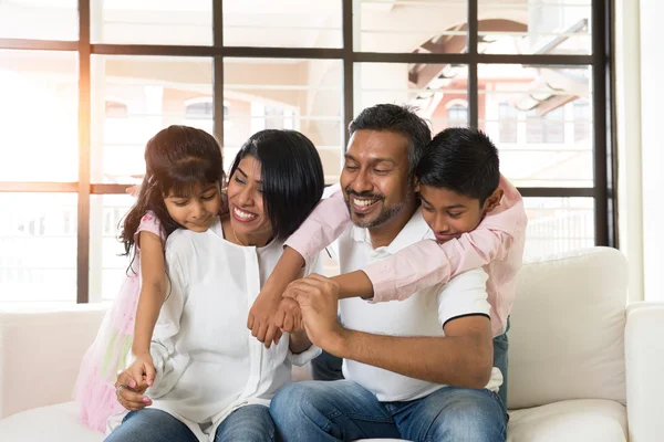 Família indiana feliz em casa — Fotografia de Stock