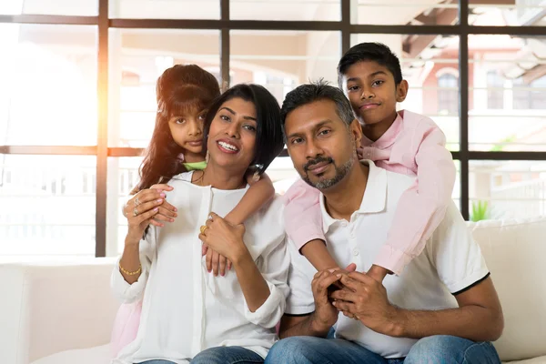 Família indiana feliz em casa — Fotografia de Stock