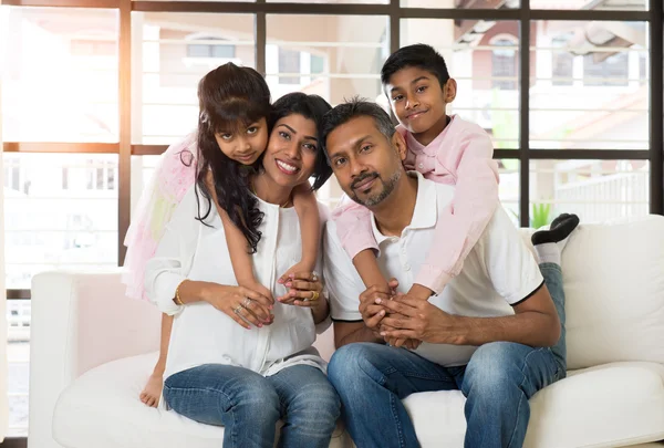 Família indiana feliz em casa — Fotografia de Stock