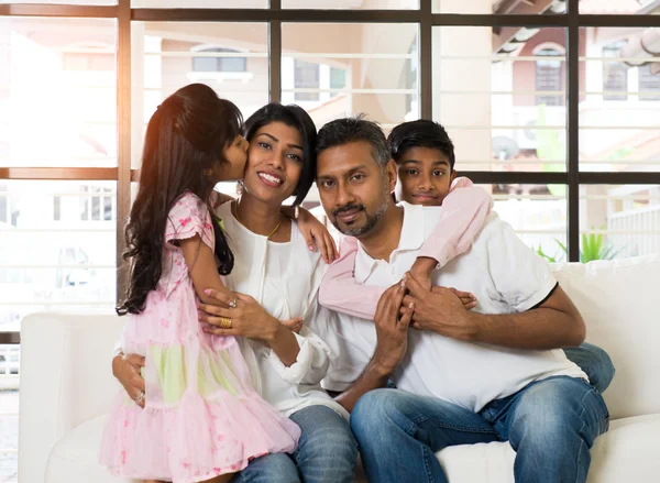 Família indiana feliz em casa — Fotografia de Stock