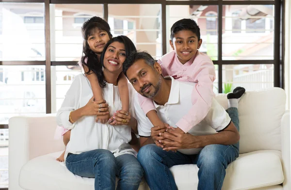 Heureuse famille indienne à la maison — Photo