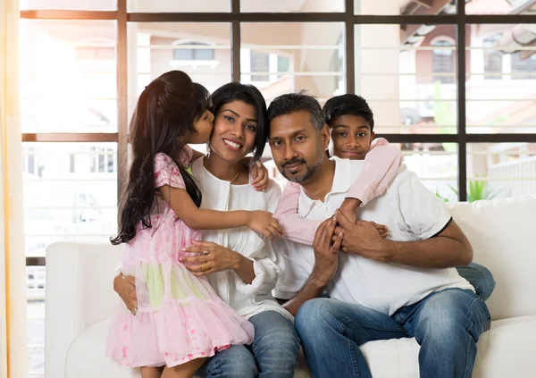 Família indiana feliz em casa — Fotografia de Stock