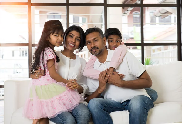 Família indiana feliz em casa — Fotografia de Stock