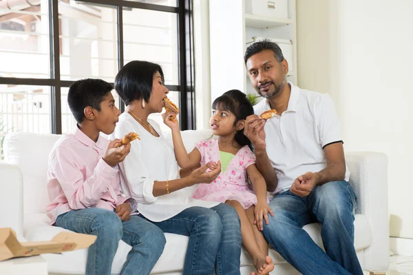 Indiase en gelukkige familie — Stockfoto
