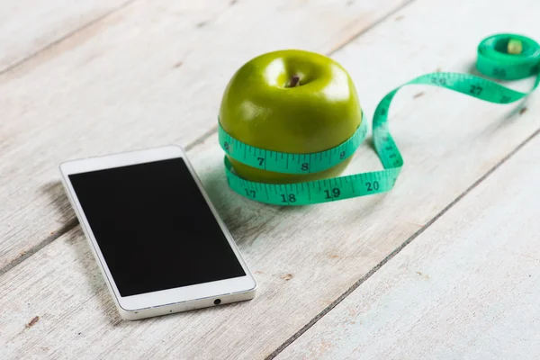 Boş smartphone ile yeşil elma — Stok fotoğraf