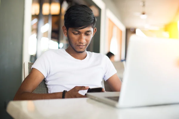 Indisk tonåring med smartphone — Stockfoto