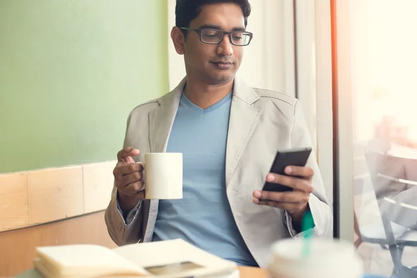 Indiase mannelijke texting — Stockfoto