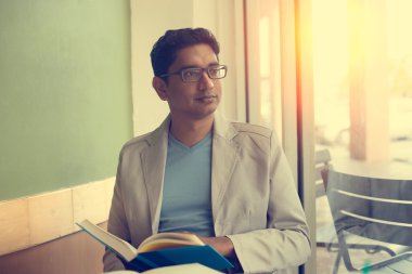 Hintli erkek okuma kitabı