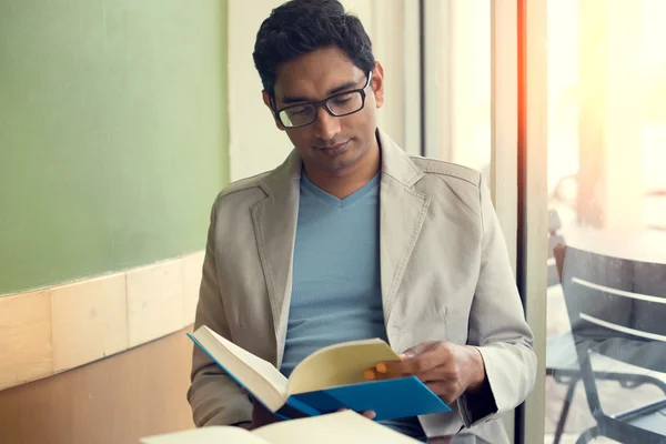 Libro indio de lectura masculina — Foto de Stock