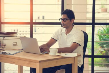 Bilgisayarda çalışan iş adamı