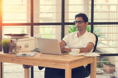 Bilgisayarda çalışan iş adamı