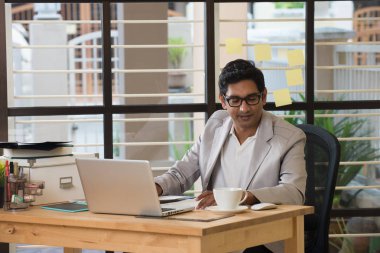 ofiste çalışan Hintli işadamı